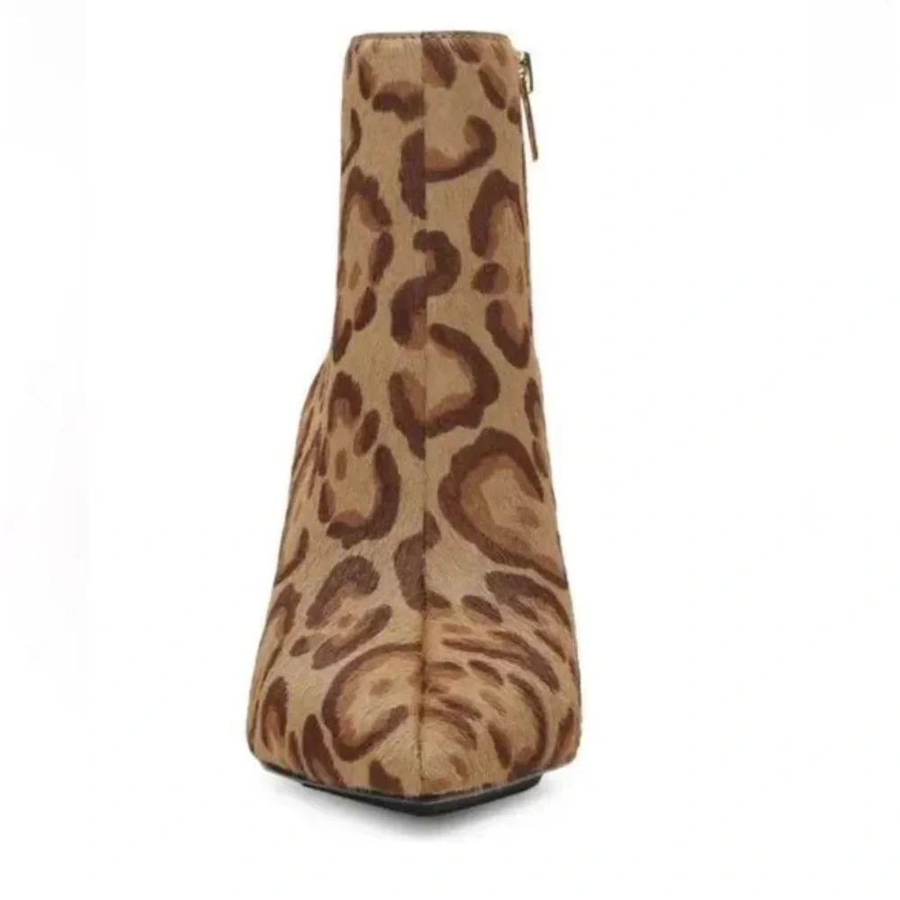 Vince Camuto Cheetah Print Pointed toe Ankle Boots size 5